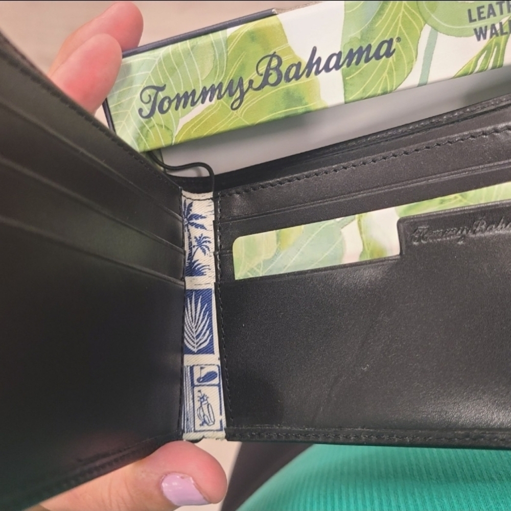 Tommy Bahama Wallet Men's Bi Fold Leather Card Case Black Marlin Embossed - Picture 3 of 3